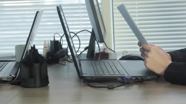 Ofis çalışanı kadın belgeleri bir iş arkadaşına veriyor masa başında oturan bir adam. Çerçeve belge ve ellerde. Kaydırıcı ile hareket halinde çekim - Video, Çekim