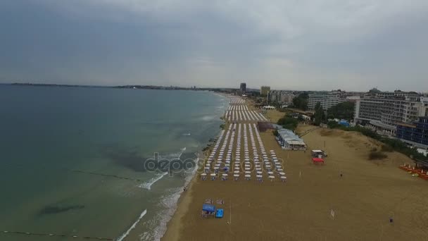 Volar bajo sobre las playas de la playa soleada bulgaria
 - Imágenes, Vídeo