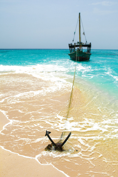 solitário barco vintage ancorado ao largo da costa da ilha de Zanzibar
  - Foto, Imagem