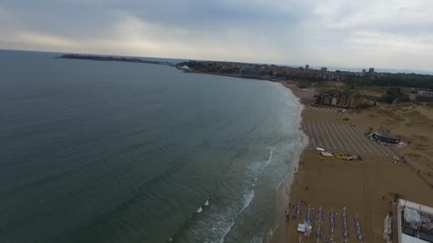 Bulgarije vliegen laag over de stranden van sunny beach - Video