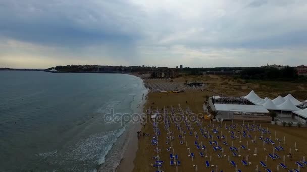 ブルガリア低を飛んでの日当たりの良い海岸ビーチ - 映像、動画