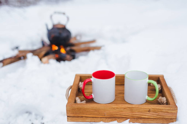 Χειμώνα πικ-νικ, βραστήρα σε ένα ανοικτό φωτιά - Φωτογραφία, εικόνα