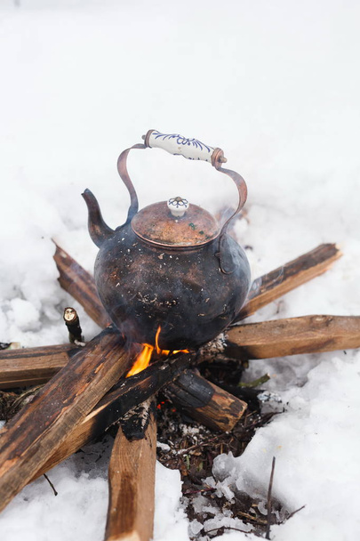 Hervidor de cobre sobre un fuego abierto en invierno
 - Foto, Imagen