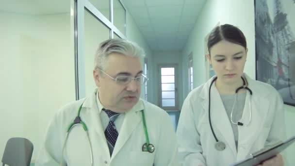 Die Ärzte besprechen den Fall auf dem Flur der Klinik - Filmmaterial, Video