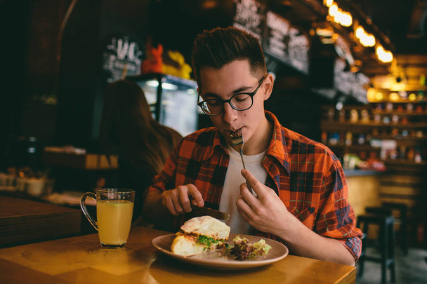 Man eating in a restaurant and enjoying delicious food - Foto, afbeelding