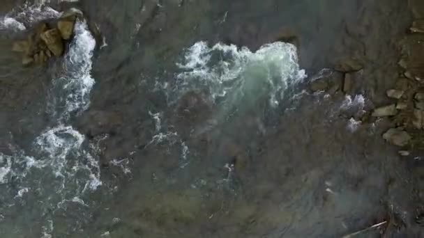 hegyi folyó throung sziklák - Felvétel, videó