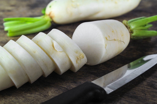 φρέσκα φέτες λευκό ραπανάκι σε ξύλινα φόντο, υγιή vegatable - Φωτογραφία, εικόνα