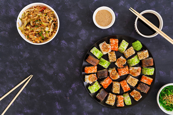 Sushi rotolo su sfondo scuro. Vista dall'alto
 - Foto, immagini