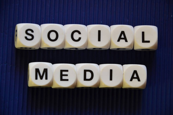Médias sociaux Word
 - Photo, image