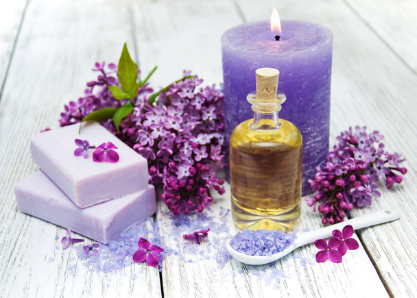 Ambiente de spa con flores lila
 - Foto, imagen