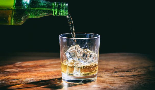 Bir bardakta viski dökme - Fotoğraf, Görsel