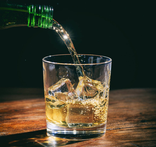 Pouring whiskey in a glass - Φωτογραφία, εικόνα