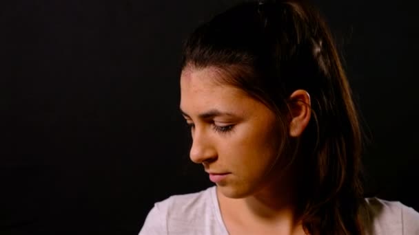Triste e desesperada jovem mulher / menina sentada no chão, close-up
 - Filmagem, Vídeo