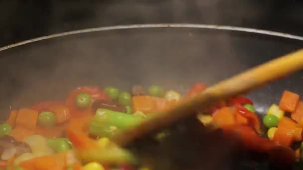 フライパンのクローズ アップにカラフルな野菜炒め。蒸気が上がってください。 - 映像、動画