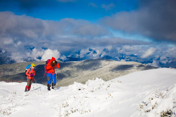 Альпіністи на снігу
. - Фото, зображення