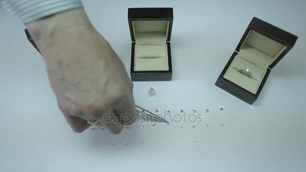 Luxe diamanten op witte achtergrond - Video