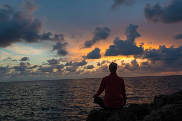 Sundown is een goed moment voor meditatie - Foto, afbeelding