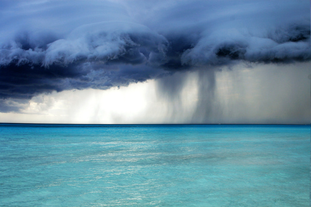 stürmisches Wetter mit Regen am Strand - Foto, Bild