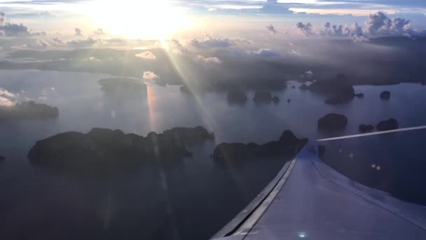 Vleugel van een vliegtuig op Cloud Sky - Video