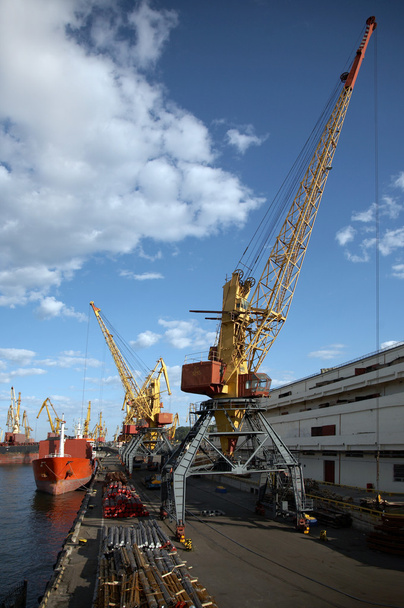 Порт з вантажним кораблем
 - Фото, зображення