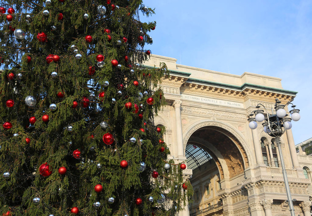 Χριστουγεννιάτικο δέντρο και γκαλερί αφιερωμένη το βασιλιάς της Ιταλίας Βίκτωρ - Φωτογραφία, εικόνα