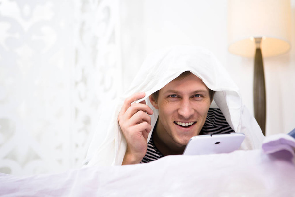 Man with mobile phone in bed - Φωτογραφία, εικόνα