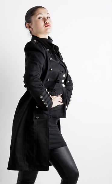 staande vrouw dragen extravagante kleren en laarzen - Foto, afbeelding