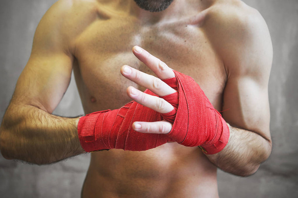 Strzał rąk owinięte taśmą czerwony boks bokser młodych walki - Zdjęcie, obraz