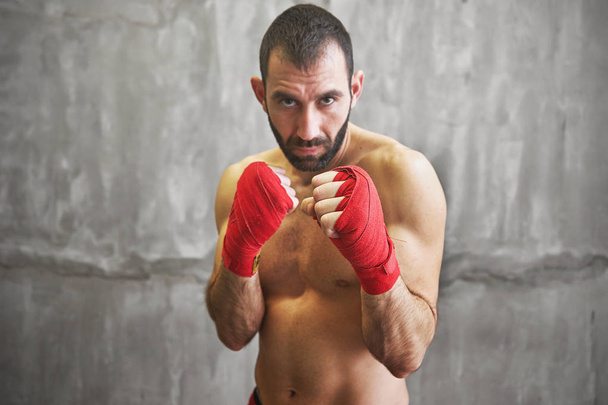 Kırmızı boks bant genç boksör mücadele ile sarılmış el atış - Fotoğraf, Görsel