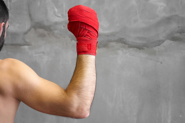 Tiro cortado da mão de um pugilista embrulhado com fita vermelha de boxe
 - Foto, Imagem