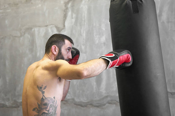 Boxer uomo fare esercizio con sacco da boxe
  - Foto, immagini