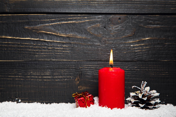 Червона горіння свічка з чорною сільською дерев'яною дошкою
 - Фото, зображення