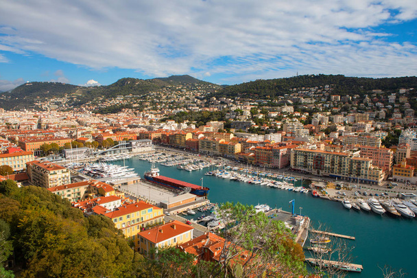 Vista aérea del puerto de Niza y yates de lujo
 - Foto, imagen