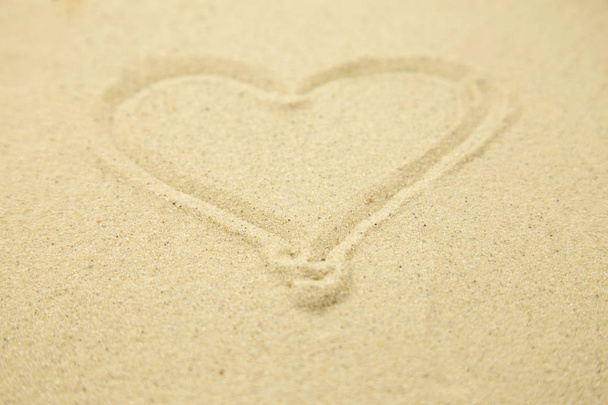 Herz in den Sand gezogen. Strand Hintergrund. Ansicht von oben - Foto, Bild