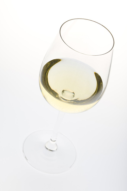 Бокал с белым вином. Концепция и идея
 - Фото, изображение