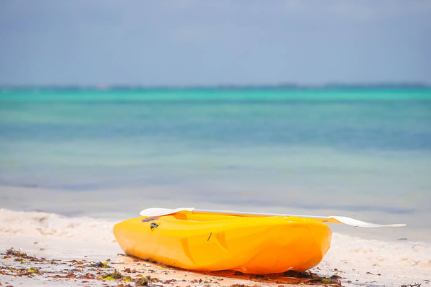 Small boat on the white sandy tropical beach and turquiose ocean - Fotoğraf, Görsel