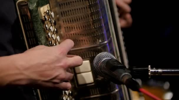 Akordeon çalan - müzik aleti üzerinde parmak görünümü kadar yakın - Video, Çekim