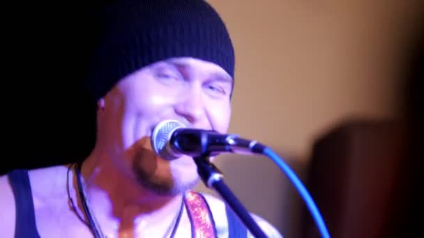 Músico brutal canta en micrófono en el concierto de rock, telephoto
 - Imágenes, Vídeo