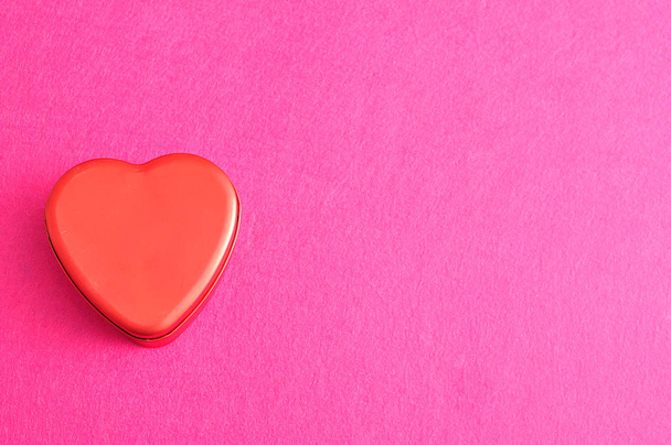 Valentinstag. rotes Herz isoliert vor rosa Hintergrund - Foto, Bild