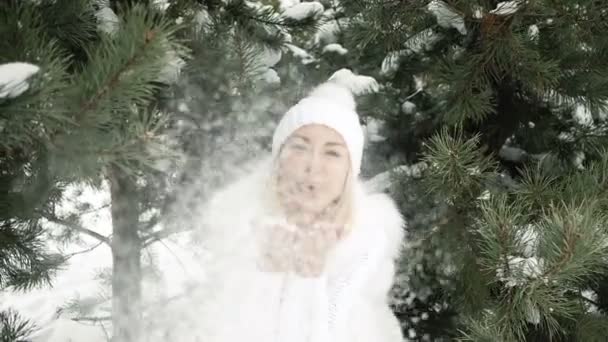 Fiatal szép, mosolygós szőke robbanás hó kezével. - Felvétel, videó
