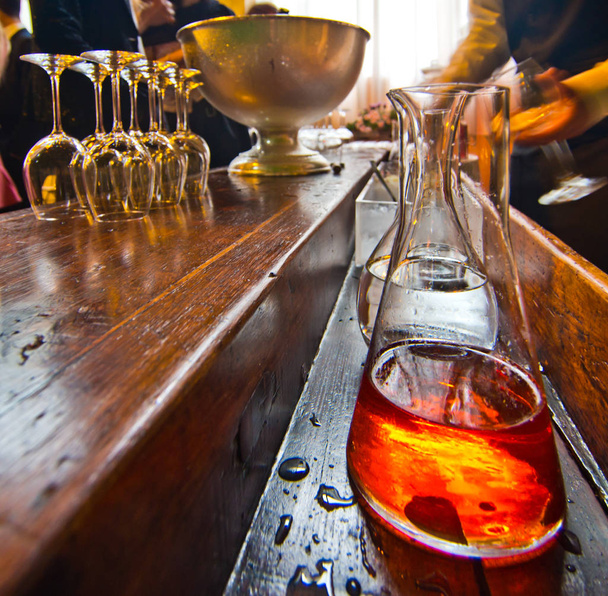 Барний стіл з пляшкою алкогольного лікеру
 - Фото, зображення