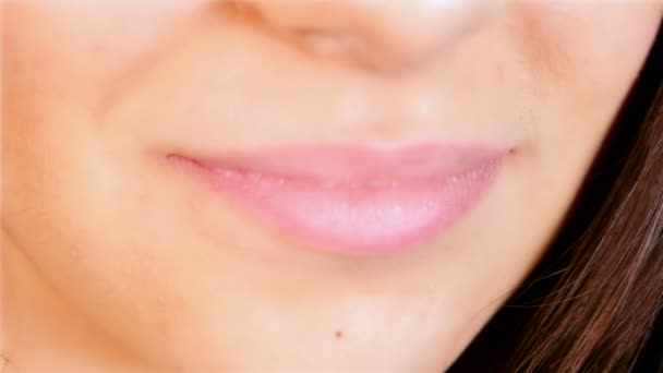 Gros plan d'une jeune fille souriante avec des bretelles sur les dents
 - Séquence, vidéo