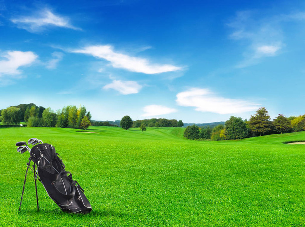 Terrain de golf idyllique avec sac de golf
 - Photo, image