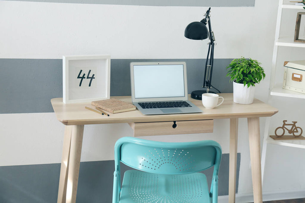 Lugar de trabajo con portátil en la mesa
   - Foto, Imagen