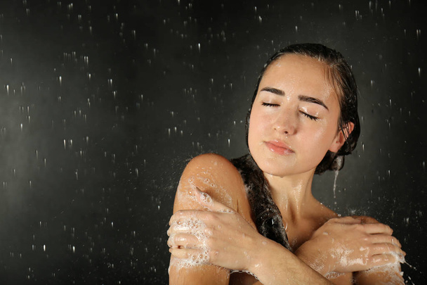 woman washing body - Zdjęcie, obraz