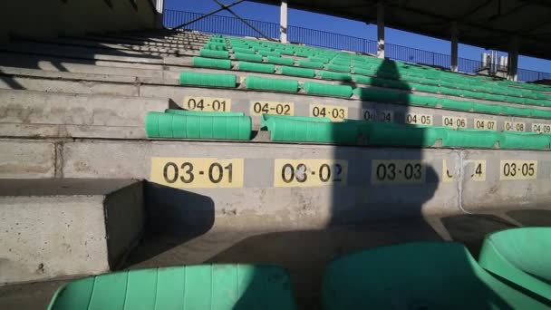ângulo panorâmico largo das arquibancadas de um estádio de atletismo e rugby
  - Filmagem, Vídeo