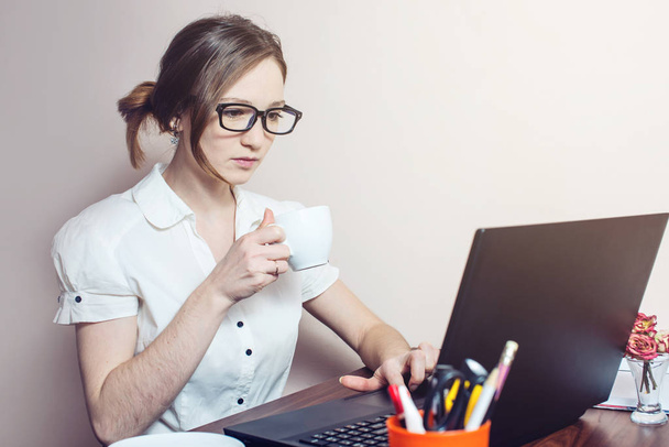 houkutteleva tyttö lasit kirjoittamalla kannettavaan tietokoneeseen
 - Valokuva, kuva