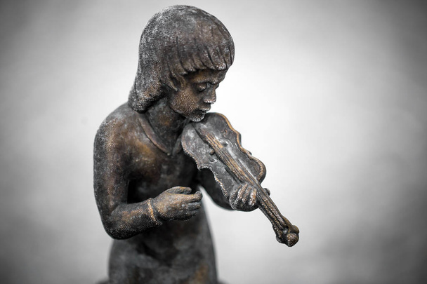 Çocuklar oynarken müzik aletleri heykelleri - Fotoğraf, Görsel