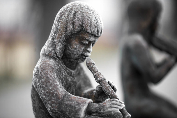 Statue di bambini che suonano strumenti musicali
 - Foto, immagini