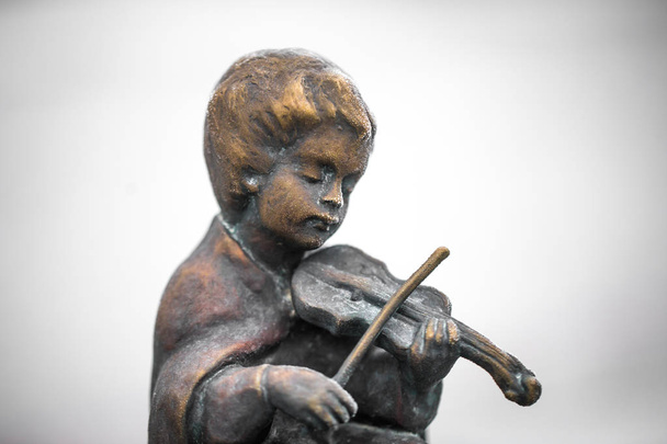 Çocuklar oynarken müzik aletleri heykelleri - Fotoğraf, Görsel